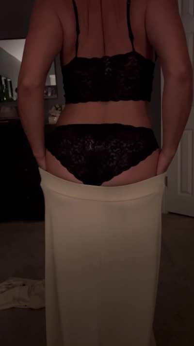 Fuck, I’m horny and just want to dance for someone live on 📺