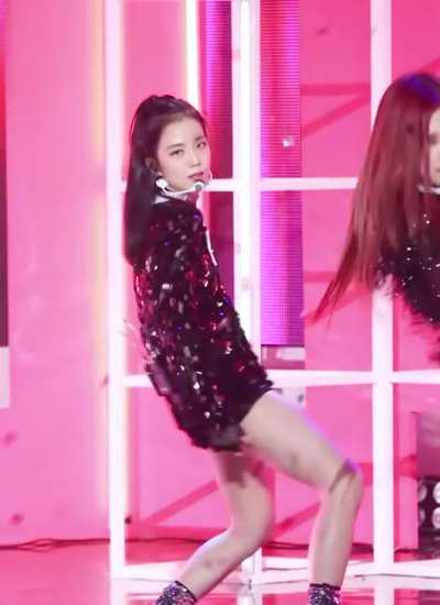 Jisoo Butt cheeks