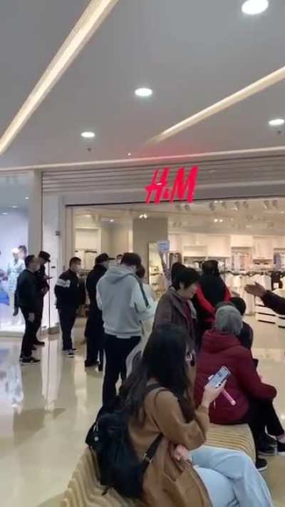 一位耶格尔派的兔友正在万达里面举牌。 旁边的晶哥好像是在劝她😂