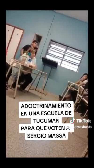 Profesora trata de adoctrinar a sus estudiantes para que no voten a Milei. Los estudiantes le contestan y se defienden.