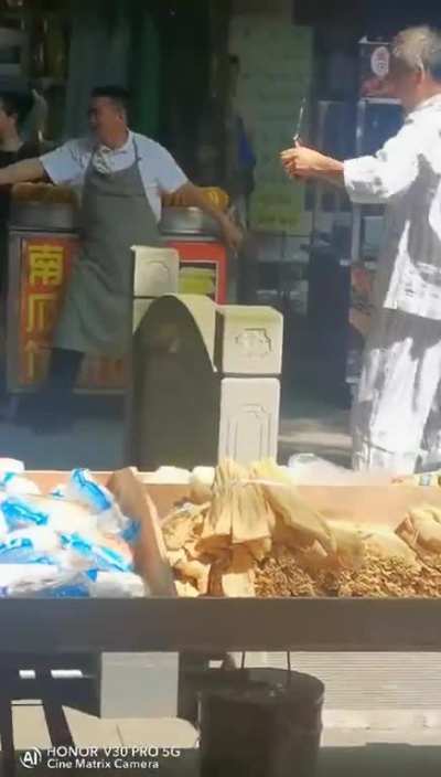 网传成都第四医院围墙塌了，患者们都跑出来了呼吸自由的空气