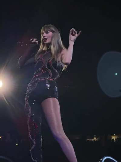 I wish I was Taylor's personal slave 🥵