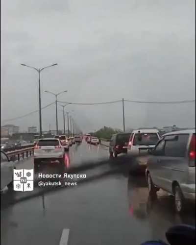 Как пропускают скорую в Якутске