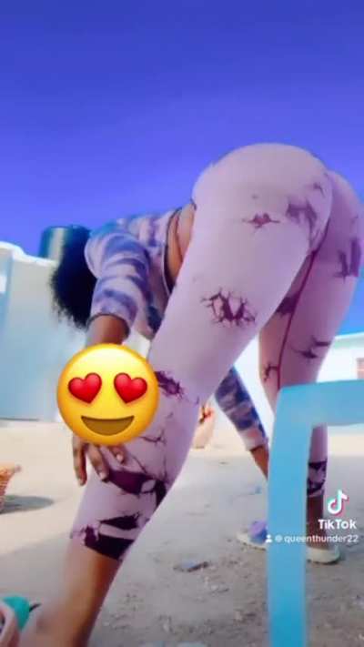 Shake your pam pam (@1qu<wbr>eenth<wbr>under<wbr>)