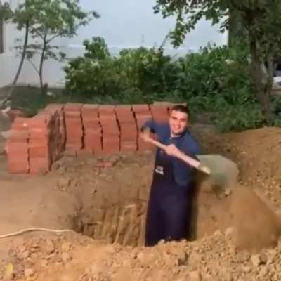 Saddam Hüseyin olayını anlatıyorum bir daha sormayın. Eski Irak cumbaşkanı ve saklandığı gizli yeri ifşa olmuş şemasını çizmişler onun üzerinden meme yapıyorlar olay bu artık anlattığım için komik gelmiyor