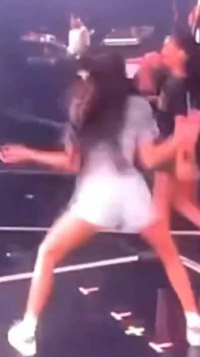 Lisa twerking in a loop 💦