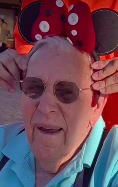 Generous man takes stranger to disneyland (not OC) 💜
