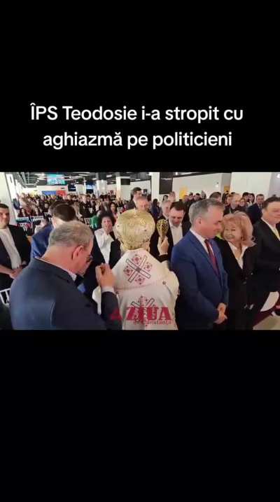 ÎPS Teodosie i-a stropit cu aghiazmă pe politicieni