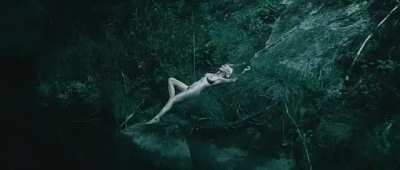 Kristen Dunst in Melan<wbr>choli<wbr>a(201<wbr>1)