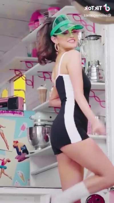 Petite Selena