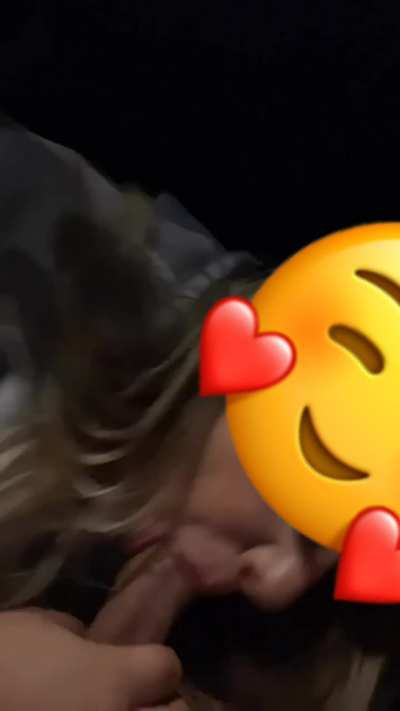 Blonde girl blows that BAC (Big Arabe Cock) like a champ - Petite Française passe son BAC (Big Arab Cock) à l’arrière de la voiture