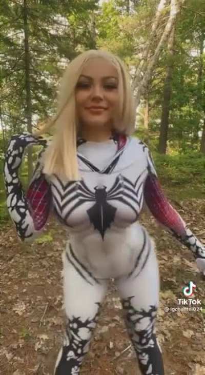 Venom Gwen Stacy throws it back