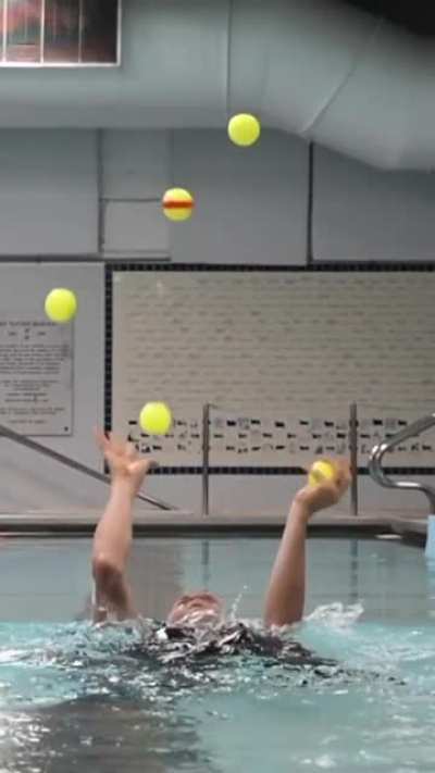 Most juggling catches whilst swimming (5 objects) 🤹‍♂️💦 98 by Bob Evans 🇺🇸