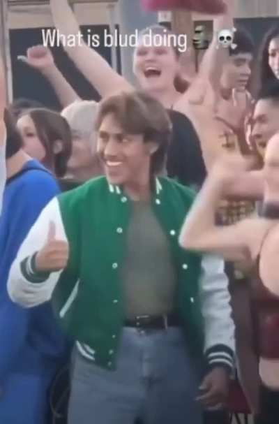 When you’re an extra in an 80s high school film with main character energy!!