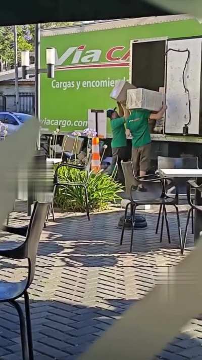 Graban a operarios de Vía Cargo maltratando mercadería. Ocurrió en la ciudad de Salta.