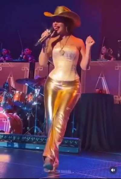 Ese culo tan grande de la puta 🔥 como se le marca la tanga también 💦