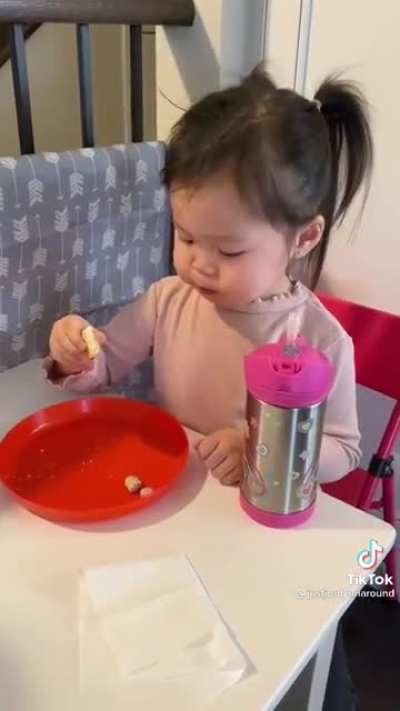 This little girl’s morning routine