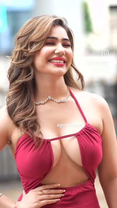 Kangana Sharma 🤤