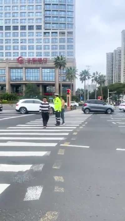 3.9日海<wbr>南海口，，<wbr>网友:男子<wbr>欠钱被人追<wbr>债，路上幸<wbr>得交警保护<wbr>脱险