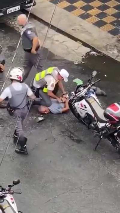 Idiot threatens people with a knife. Idiot gets immobilized by police. (Brazil)