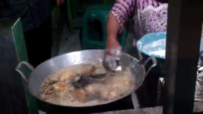 this woman can dip her hand into hot oil