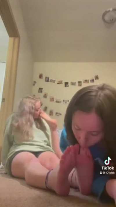 Feet Sucking on tiktok