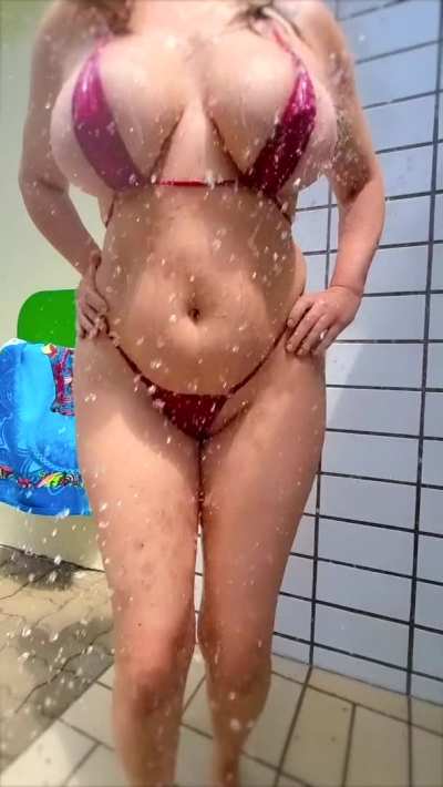 Someone's getting an eyeful at the local pool's public shower ð¥¤ð<wbr> [f]