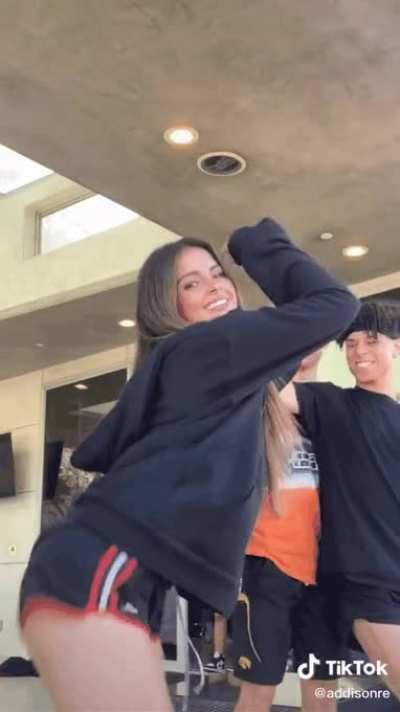 Slow-mo whit her ass twerking!