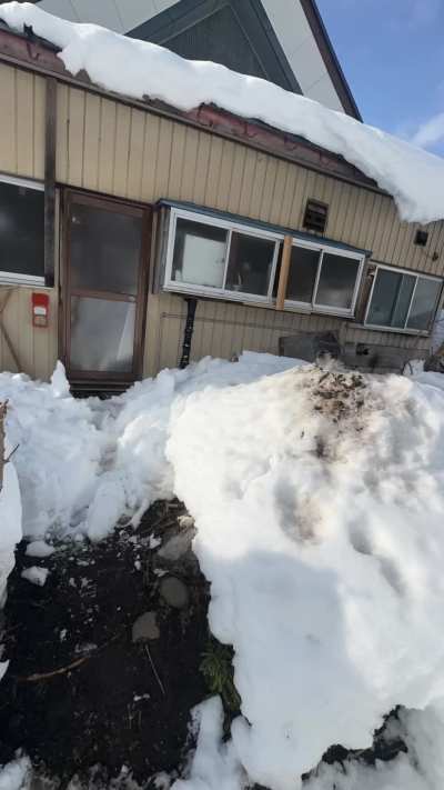 Warm Day Latex Snow Shoveling Timelapse — Heavy, Wet Snow and Sweat-Filled Rubber Struggle