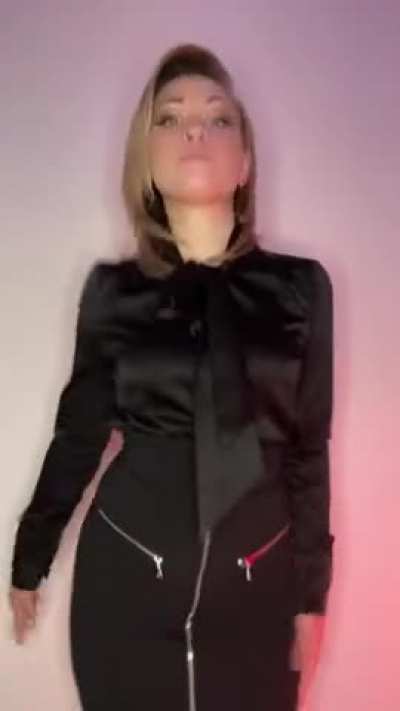 My modest TikTok removing clothes 👉👈