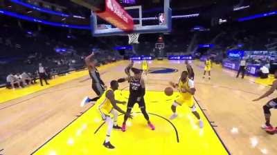 [Highlight] Kevon Looney with the persistence to get the bucket after being denied multiple times