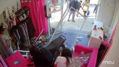 Tremendo palo de dos jóvenes motociclistas contra un local ropa en Avellaneda