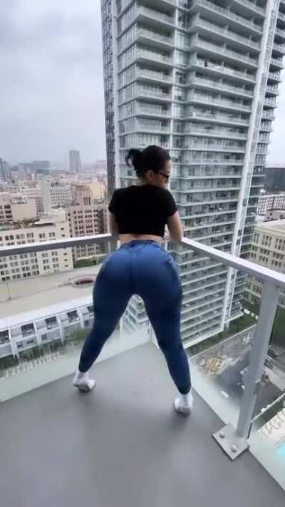 Laawd she’s fine rate her out of 10 🍑👀