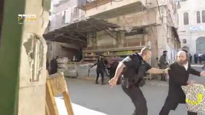Anti Zionist Jews confronted by Israeli Police