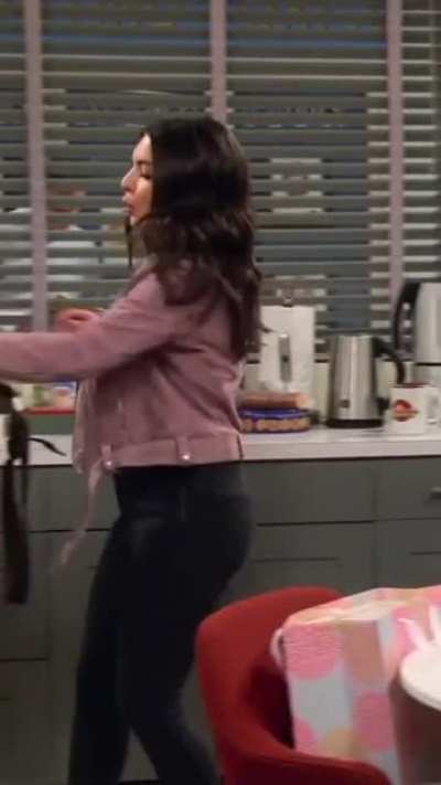 Isabella Gomez (Head of the Class) - Experimental Mobil<wbr>e/Ver<wbr>tical Edit.