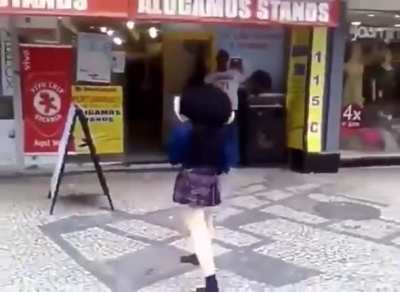 Magali fritando no largo da Carioca!