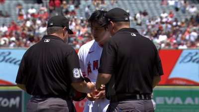 [Highlight] Shohei Ohtani unbuckles his pants in the middle of a baseball game