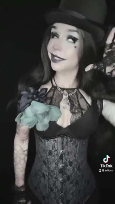 I CANNOT get enough of the amazing makeup and facial expressions in this video. It's mezmerizing