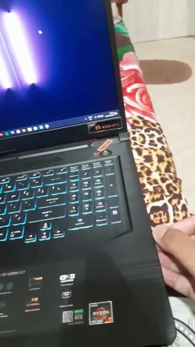 My laptop sounds wierd when I plug inð