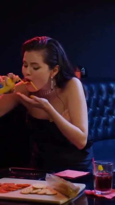 Selena Gomez eating cheese ð§