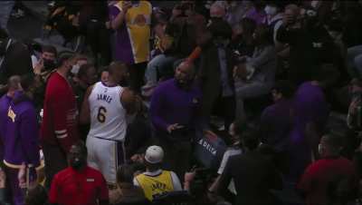 [Highlight] LeBron in a heated discussion with the Lakers assistant coach Phil Handy after the first half