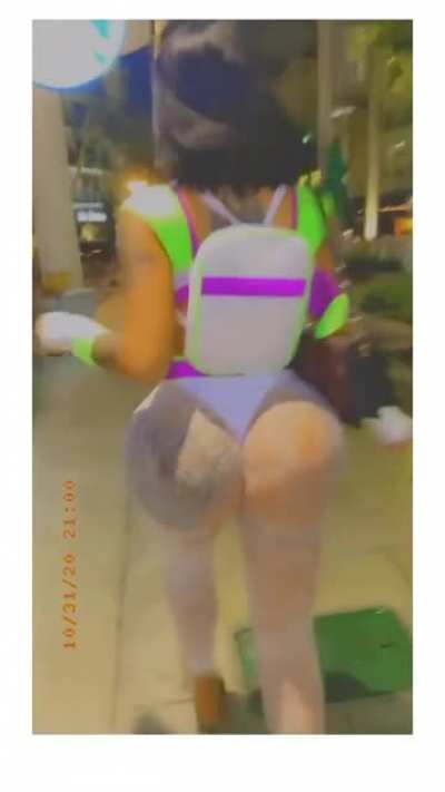 Follow @IgLiveTwerk on Instagram