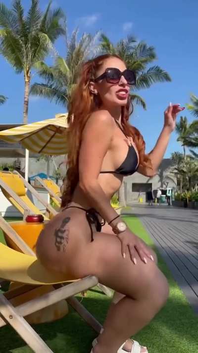 I'm obsessed with her cartoon ass