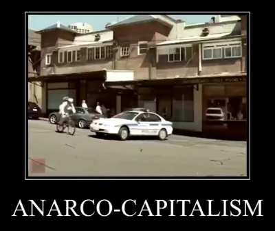 Esse ancapistão me serve. Bem mais divertido que qualquer socialismo. Só o carro da polícia que não ta realista: tinha que ter o logo da empresa, por exemplo se fosse a polícia do McDonalds, teria as cores e o simbolo(aquele m grande).