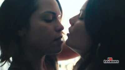 Monica Raymund & Jordan Lane Price (Hightown - s01e02)