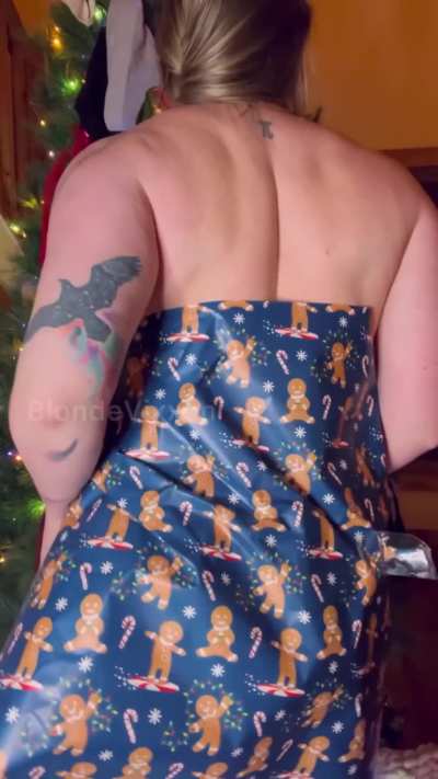 Request for u/Blo<wbr>ndeVi<wbr>xxen, a video of you wrapped up in gift wrapping, slowly tearing off the wrapping paper to reveal your gorgeous nude body underneath! || yes, you can open me on Christmas Eve 🤭 for u/Tha<wbr>tgoat<wbr>guy-8<wbr>8 😘