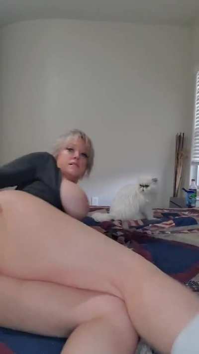 Dee awaits you at home like this... (Dee Williams)