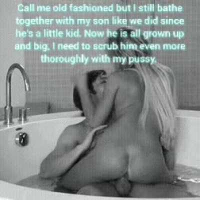 Bathing with mom 🚿😈