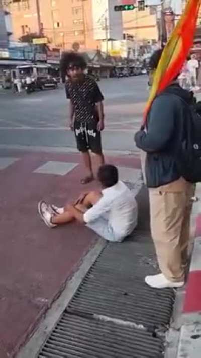 Man punched to the ground at busy intersection in Pattaya, Thailand
