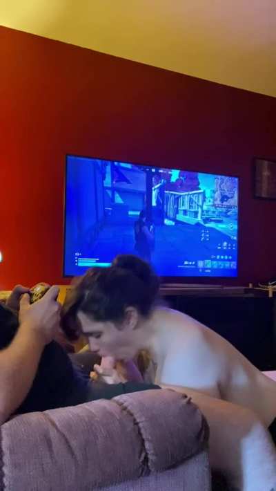 Blowjob while gaming